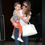 엄마 볼에 뽀뽀 격하게 하는 플린 <b>블룸</b>