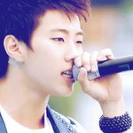 섹시한 <b>눈매</b>를 가진 男아이돌