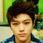 아이돌의 체크<b>무늬</b> 패션 모음