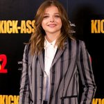 바지 정장은 잘 안 어울리는 <b>클로이</b> 모레츠