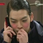 키스할때 흠칫하게 하는행동