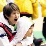 업혀서 <b>신나</b> 보이는 아이돌들