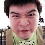 <b>인상</b>쓰고 있는 귀여운 아이돌