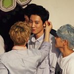 [EXO] 찬열귀 만지는 <b>은혁</b>