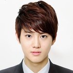 <b>수호</b> 얼굴에 이거뭐임?