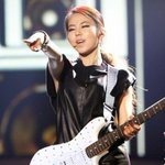 손가락만으로 팬 <b>조련</b>중인 아이돌들