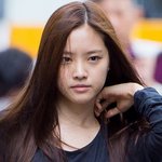 <b>민낯</b>에 가까운 얼굴로 출근하는 손나은