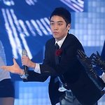 귀엽게 물개 <b>박수</b> 치는 남자 아이돌