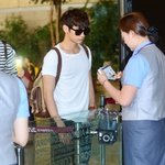 민호<b>이날</b>한쪽손계속주머니에넣고다니던이유가