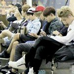 [EXO] 진짜 쉬도때도없이 폰만보네ㅋㅋㅋ