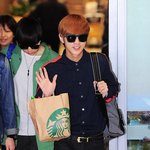 <b>b1a4</b> 진영,공찬! 쌍둥이 운동화신고 연예인 포스 작렬!