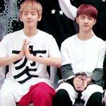 [EXO] 백현 옆에 앉으니 경수 어깨가.........