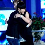 서로 <b>포옹</b>하는 훈훈한 아이돌