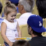 아빠 얼굴을 장난감처럼 갖고 노는 하퍼 <b>베컴</b>ㅋㅋㅋㅋ