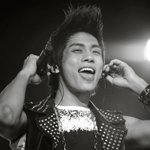 무대위에서 <b>신난</b> 아이돌 모습