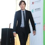 결혼 후 첫 <b>공석</b>에 나온 이병헌