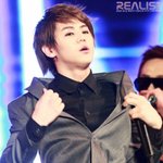 섹시한 매력의 <b>90</b>년생 남자 아이돌 멤버
