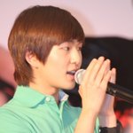 <b>두손</b>모아 마이크 잡고있는 아이돌 모습