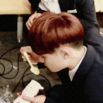 [EXO] 도경수 <b>연유</b>떠먹는거 엄청애기같앳음 ㅠㅠ