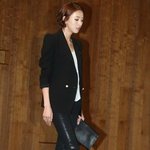가죽 바지 떄문에 더욱 돋보이는 이다희의 마른 다리