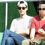 <b>모자</b> 거꾸로 쓴 조인성