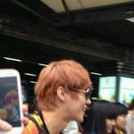 [EXO] 중국팬한테서 <b>부케</b>선물받은 루한 ㅋㅋㅋ