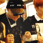 [exo] 아픈타오<b>부축</b>하다말고 슈밍팔잡는