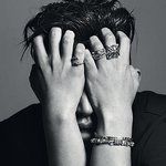 소년도 보이고 어른 남자도 보이는 유아인 얼굴 <b>확대</b> 화보