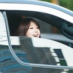 퇴근길 차 속에서도 계속 팬서비스 하는 <b>민아</b>