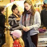 김 먹는 벤 애플렉-<b>제니퍼</b> 가너네 둘째 딸ㅋㅋ