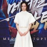 <b>무릎</b> <b>정도</b> 길이의 스커트를 즐겨 입는 정려원