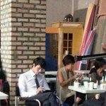 일반인들 속 돋보이는 현빈 <b>우월</b> 자태