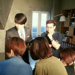 일반인들 속 돋보이는 현빈 <b>우월</b>한 자태