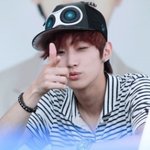 <b>장난</b>스럽게 총쏘는 남자 아이돌들