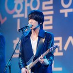<b>악기</b> 연주하며 열창중인 아이돌들