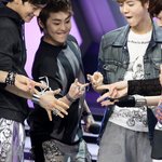 [EXO] 처음으로 가위바위보 이겨서 과도하게 <b>신난</b> 시우민
