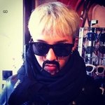 <b>콧수염</b> 장난 셀카 찍은 아이돌