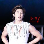 <b>뒷짐</b>진 시크한 모습의 아이돌