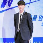 오늘따라 <b>수트</b>가 교복처럼 보이는 이종석ㅋㅋ