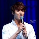 흰 <b>셔츠</b>가 잘 어울린 男아이돌 패션