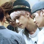 [EXO] 오세훈 훔쳐보다가 <b>걸린</b> 짤