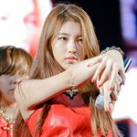 간만에 가수로 <b>무대</b>에 선 수지