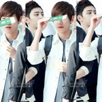 [EXO] 여권으로 <b>햇빛</b> 가리는 백혀니