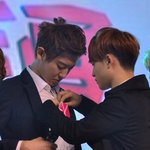 [EXO] <b>찬열</b>이 마이크 달아주는 경수