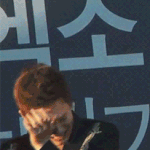 [EXO] 눈물은 나는데 팬들한테 <b>인사</b>는 해야겠고