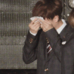 [EXO] 아 도경수 땀닦는거 좀 봐