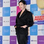 아무 것도 없이 상체에 오버사이즈 자켓만 입은 정은채