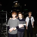 [EXO] 준면 백현 페이스북 사진인데 가운데 <b>시선</b>강탈