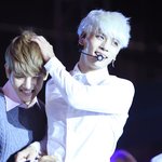 [EXO] <b>종현</b>선배님에게 백현이 머리 쓰담쓰담