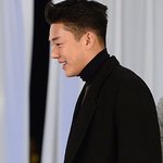 <b>통이</b> 한없이 넓은 바지를 입은... 유아인...